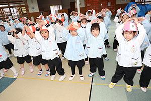 リズムフェスティバル　歌・カスタ発表ごっこ　年少