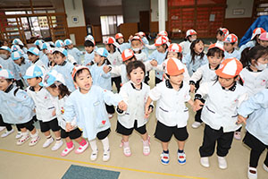 リズムフェスティバル　歌・カスタ発表ごっこ　年少