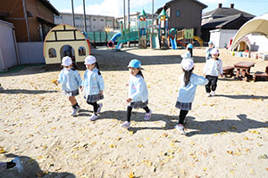園庭遊び　年中Bチーム（ひまわり・さくら・たんぽぽ）