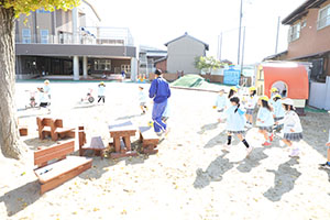 園庭遊び　年中Bチーム（ひまわり・さくら・たんぽぽ）