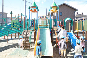 園庭遊び　ぺんぎん・ひよこ・すみれ・ばら