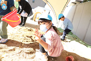 園庭遊び　ぺんぎん・ひよこ・すみれ・ばら