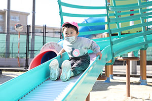 園庭遊び　ぺんぎん・ひよこ・すみれ・ばら