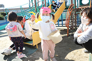 園庭遊び　ぺんぎん・ひよこ・すみれ・ばら