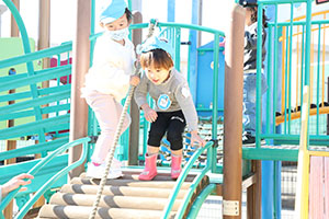 園庭遊び　ぺんぎん・ひよこ・すみれ・ばら