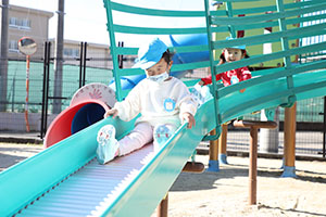 園庭遊び　ぺんぎん・ひよこ・すみれ・ばら