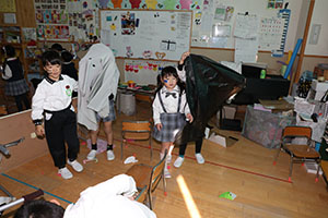 お化け屋敷ごっこ　B