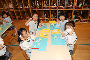 エンゼル幼稚園70歳のお誕生日の制作　きりん