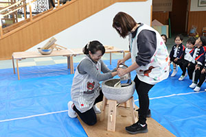 もちつき大会　こあら・ぱんだ・きりん (2歳児クラス）NO．1