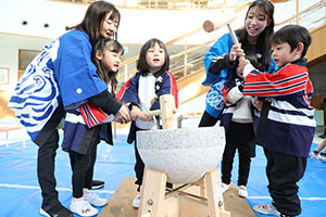 もちつき大会　こあら・ぱんだ・きりん (2歳児クラス）NO．1