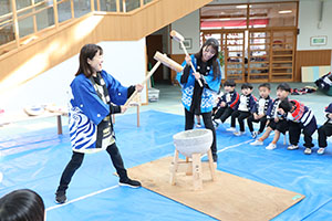 もちつき大会　こあら・ぱんだ・きりん (2歳児クラス）NO．1