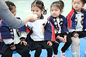 もちつき大会　こあら・ぱんだ・きりん (2歳児クラス）NO．1