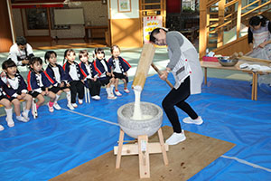 もちつき大会　こあら・ぱんだ・きりん (2歳児クラス）NO．1