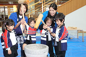 もちつき大会　こあら・ぱんだ・きりん (2歳児クラス）NO．1