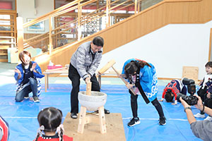 もちつき大会　こあら・ぱんだ・きりん (2歳児クラス）NO．1