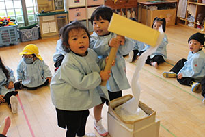 おもちつきごっこ　ぱんだ