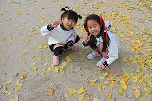 園庭でペインティングごっこ　B・C（うさぎ）