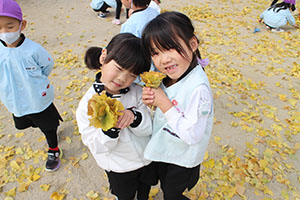 園庭でペインティングごっこ　B・C（うさぎ）