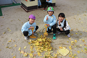 園庭でペインティングごっこ　B・C（うさぎ）