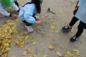 園庭でペインティングごっこ　B・C（うさぎ）