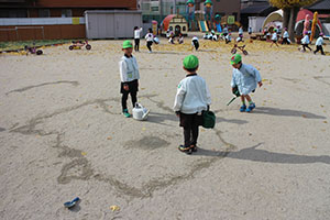 園庭でペインティングごっこ　B・C（うさぎ）