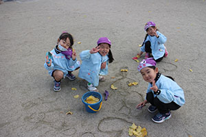 園庭でペインティングごっこ　B・C（うさぎ）