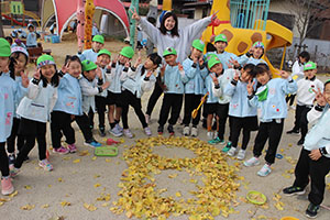 園庭でペインティングごっこ　B・C（うさぎ）