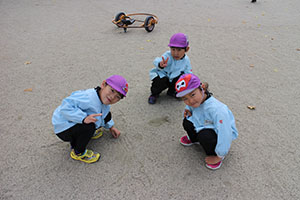 園庭でペインティングごっこ　B・C（うさぎ）