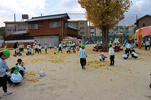 園庭でペインティングごっこ　B・C（うさぎ）