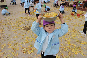 園庭でペインティングごっこ　B・C（うさぎ）