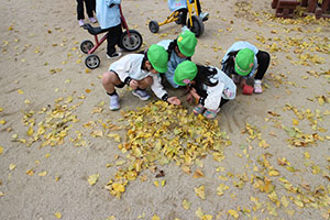 園庭でペインティングごっこ　B・C（うさぎ）