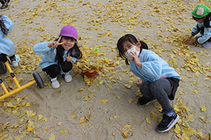 園庭でペインティングごっこ　B・C（うさぎ）