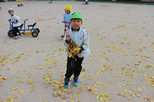 園庭でペインティングごっこ　B・C（うさぎ）