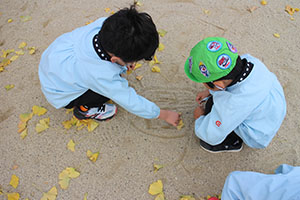 園庭でペインティングごっこ　B・C（うさぎ）