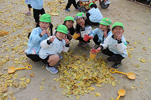 園庭でペインティングごっこ　B・C（うさぎ）