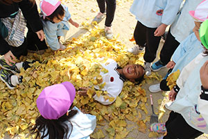 園庭でペインティングごっこ　B・C（うさぎ）