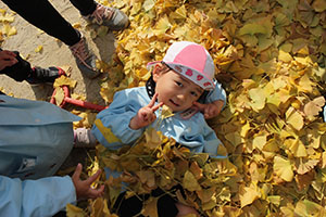 園庭でペインティングごっこ　B・C（うさぎ）