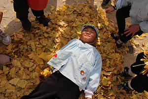 園庭でペインティングごっこ　B・C（うさぎ）