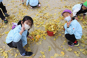 園庭でペインティングごっこ　B・C（うさぎ）