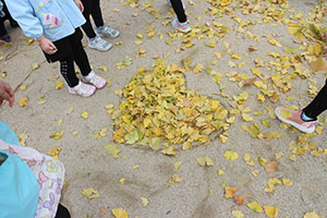 園庭でペインティングごっこ　B・C（うさぎ）