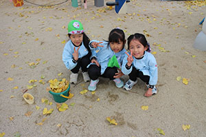 園庭でペインティングごっこ　B・C（うさぎ）