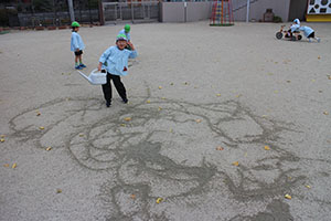 園庭でペインティングごっこ　B・C（うさぎ）