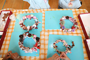 クリスマスリースの制作　こあら