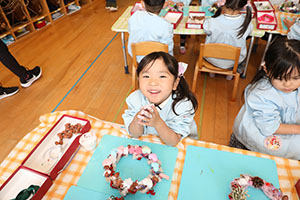 クリスマスリースの制作　こあら