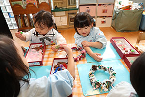 クリスマスリースの制作　こあら