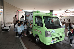 自動車文庫くじら号がやってきた　年長