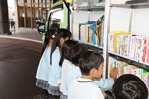 自動車文庫くじら号がやってきた　年長