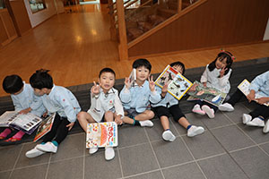 自動車文庫くじら号がやってきた　年長