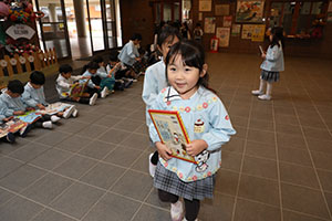 自動車文庫くじら号がやってきた　年長