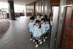 自動車文庫くじら号がやってきた　年長